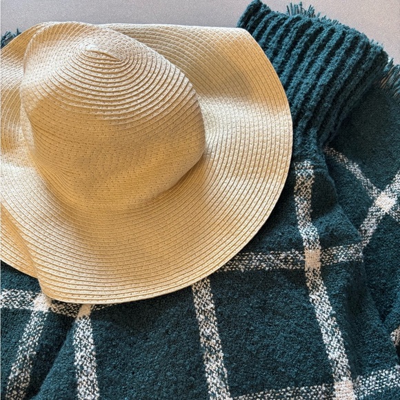 H&M Floppy Beach Sunhat - Picture 2 of 8